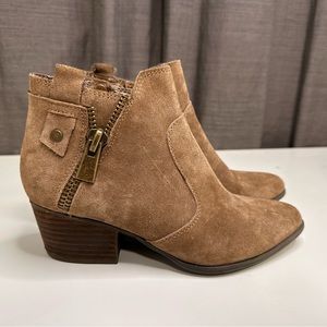 Crown Vintage, tan suede ankle boots, size 6